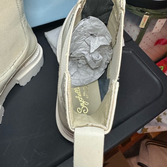 Chunky boots NWT cream ,, these boots are rad. Too small for me, perfect for you - Picture 3 of 4